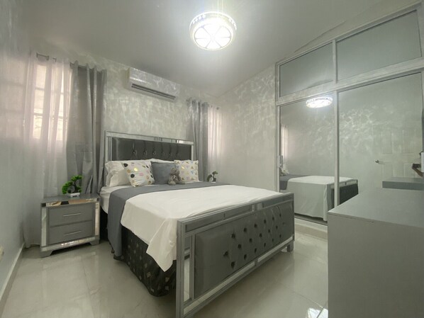 3 Schlafzimmer, Zimmersafe, Schreibtisch, Bügeleisen/Bügelbrett