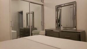 5 habitaciones, caja de seguridad en la habitación y escritorio 