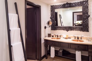 Hair dryer, bathrobes, towels - New Years at Cabo Azul 1 Bedroom Pool View (San José del Cabo)