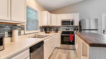 Jääkaappi, mikroaaltouuni, uuni, liesi