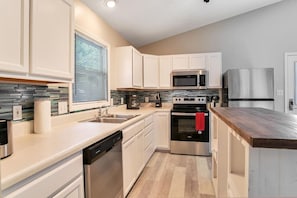 Een koelkast, een microgolfoven, een oven, een kookplaat