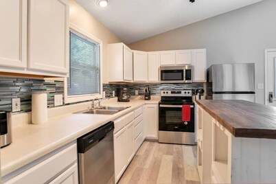 Comfortable South Asheville Townhome W/ Hot Tub