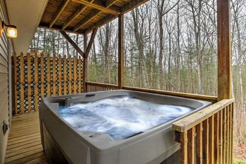 Comfortable South Asheville Townhome W/ Hot Tub
