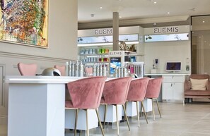 Dining - Luxurious 3 bed Lodge with private hot tub close to city of Cambridge (Great Cambourne, Cambridge)