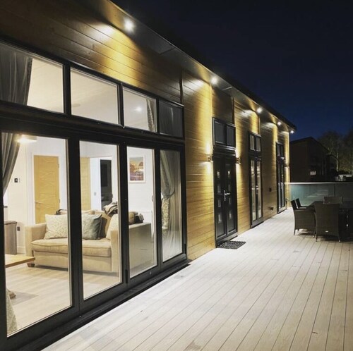 Luxurious 3 bed Lodge with private hot tub close to city of Cambridge