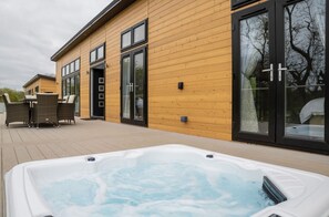 Outdoor dining - Luxurious 3 bed Lodge with private hot tub close to city of Cambridge (Great Cambourne, Cambridge)