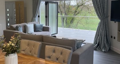 Luxurious 3 bed Lodge with private hot tub close to city of Cambridge