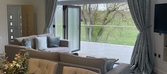 Luxurious 3 bed Lodge with private hot tub close to city of Cambridge