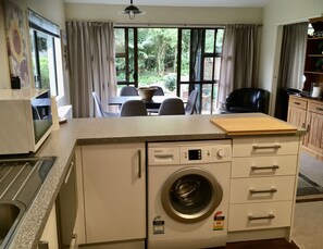 Réfrigérateur, four à micro-ondes, un four, surface de cuisson