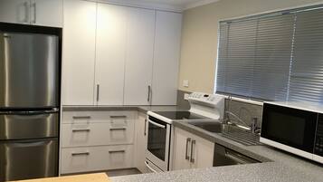 雪櫃、微波爐、焗爐、爐具