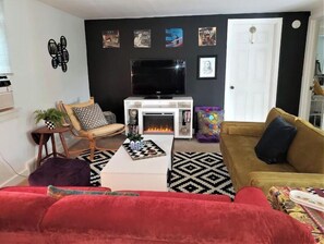 Smart TV, fireplace, books, offices - Fairport Village Triangle Home on the Erie Canal (Fairport)