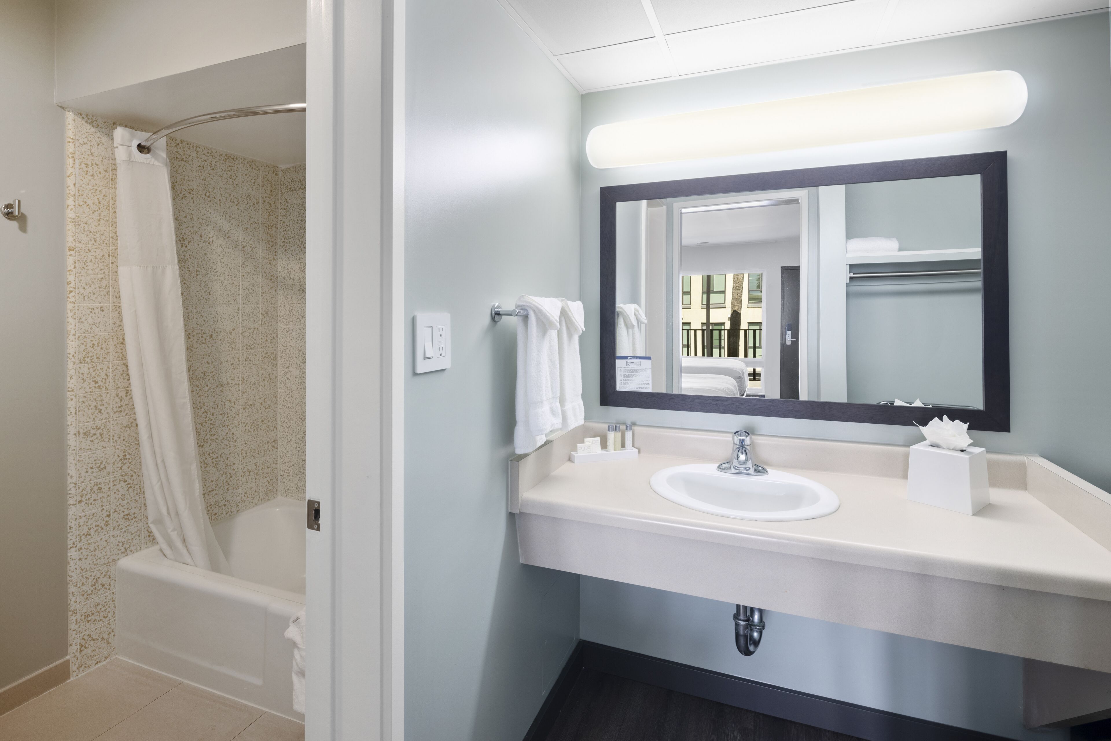 Chambre Standard, 2 grands lits | Salle de bain