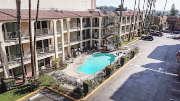 Una piscina al aire libre