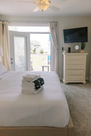 4 chambres, bureau, fer et planche à repasser, lit de bébé portatif