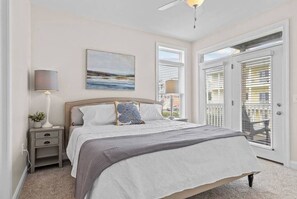 4 室のベッドルーム、デスク、アイロン / アイロン台、旅行用ベビーベッド