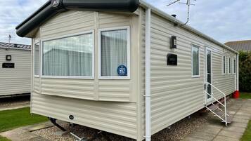 Mobil Karavan Superior | 2 kamar tidur dan didekorasi berbeda-beda