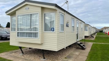 2 bedrooms, individually decorated, individually furnished