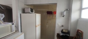 Fridge, microwave, oven, blender - Apartment Guarujá Pitangueiras 100 mts from the beach (SP)