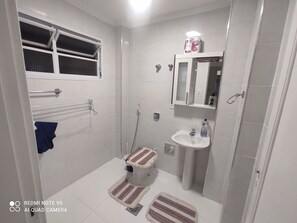 Shower - Apartment Guarujá Pitangueiras 100 mts from the beach (SP)