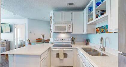 Lovely Condo Close to Gulf w/Private Balcony, Shared Pool & Hot Tub, Free WiFi