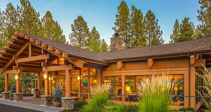 Dog-friendly, second floor condo with pool & hot tub access, & wood fireplace