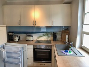 Réfrigérateur, micro-ondes, four, plaque de cuisson