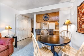 Dining - Top Level Downtown Condo W/ Fast WIFi, Balcony & Great Location - Skiing Nearby (Park City)