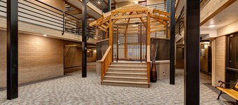 Top Level Downtown Condo W/ Fast WIFi, Balcony & Great Location - Skiing Nearby