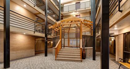 Top Level Downtown Condo W/ Fast WIFi, Balcony & Great Location - Skiing Nearby