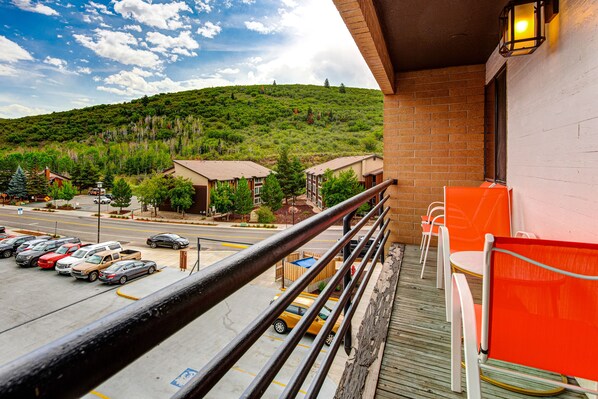 Property grounds - Top Level Downtown Condo W/ Fast WIFi, Balcony & Great Location - Skiing Nearby (Park City)