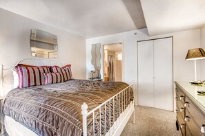 2 bedrooms, iron/ironing board, free internet, bed sheets - Top Level Downtown Condo W/ Fast WIFi, Balcony & Great Location - Skiing Nearby (Park City)