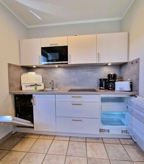 Refrigerador, microondas, lavavajillas y cafetera y tetera 