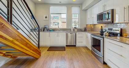 Capitol Hill soundview townhouse with rooftop deck & W/D - city & mountain views