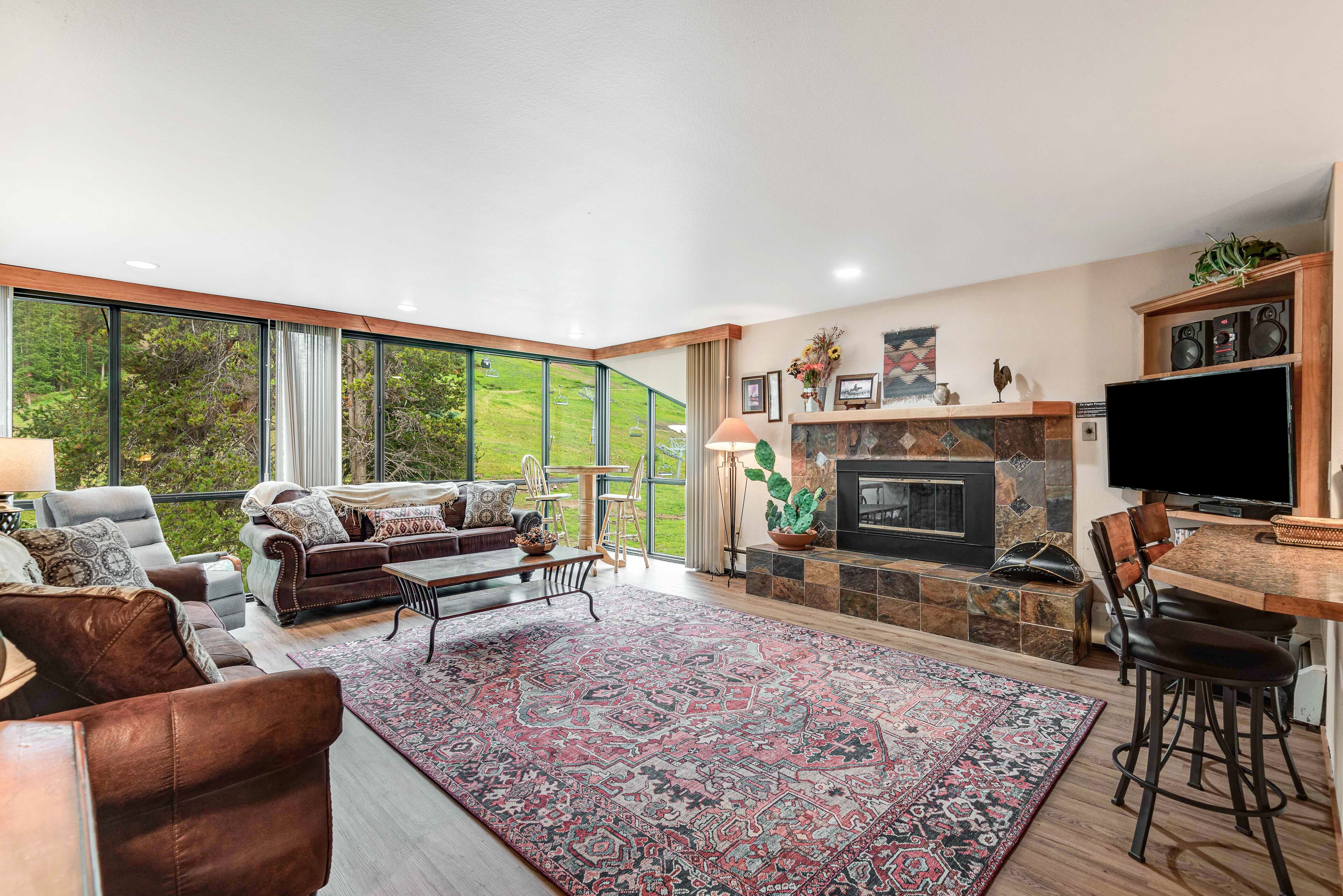 Cozy Ski-in/Ski-out Condo Steps Away from American Eagle Chairlift