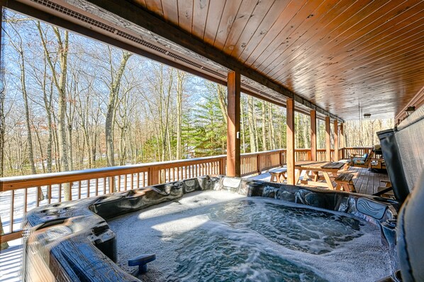 Outdoor spa tub