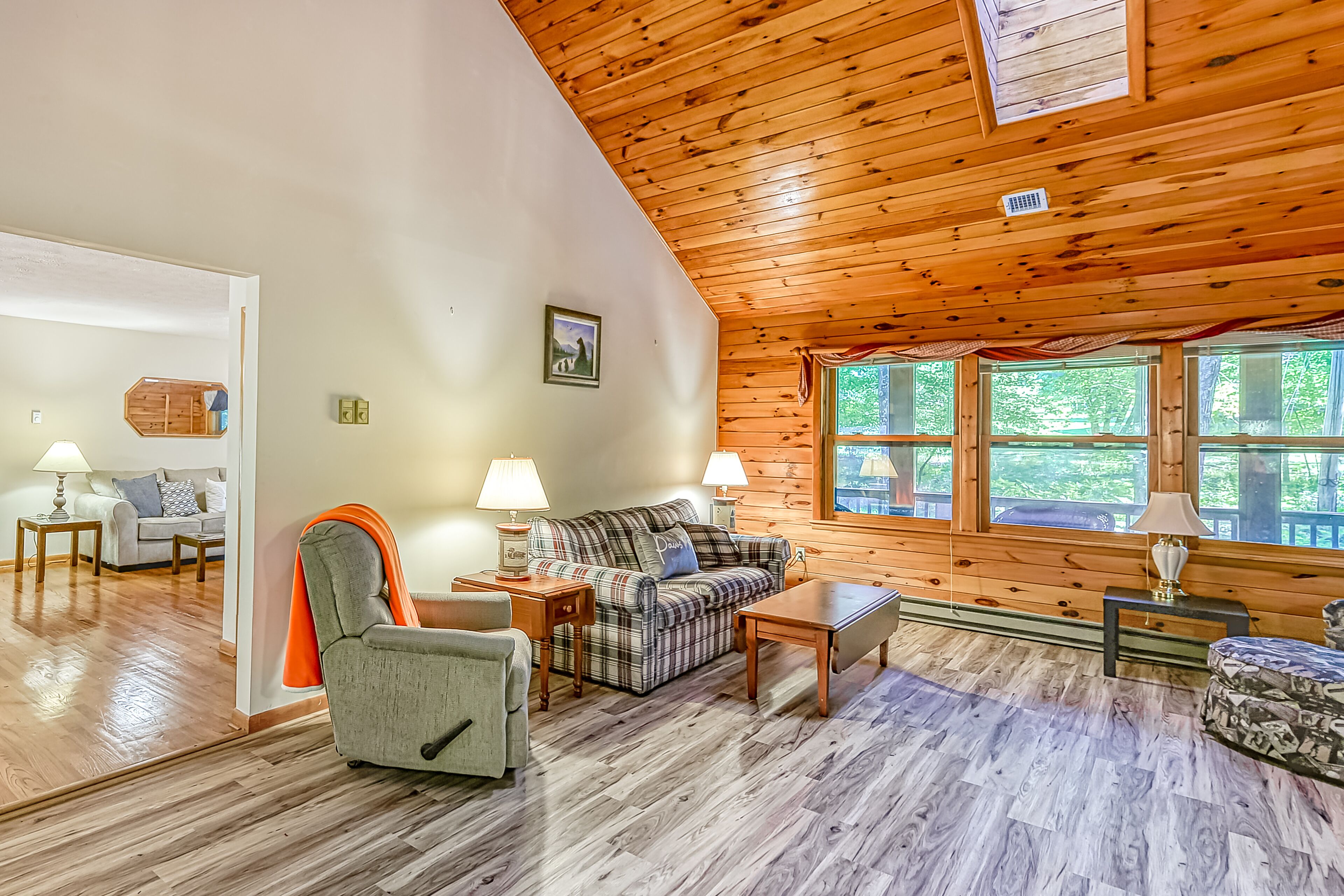 電視、壁爐、DVD 播放機、足球機