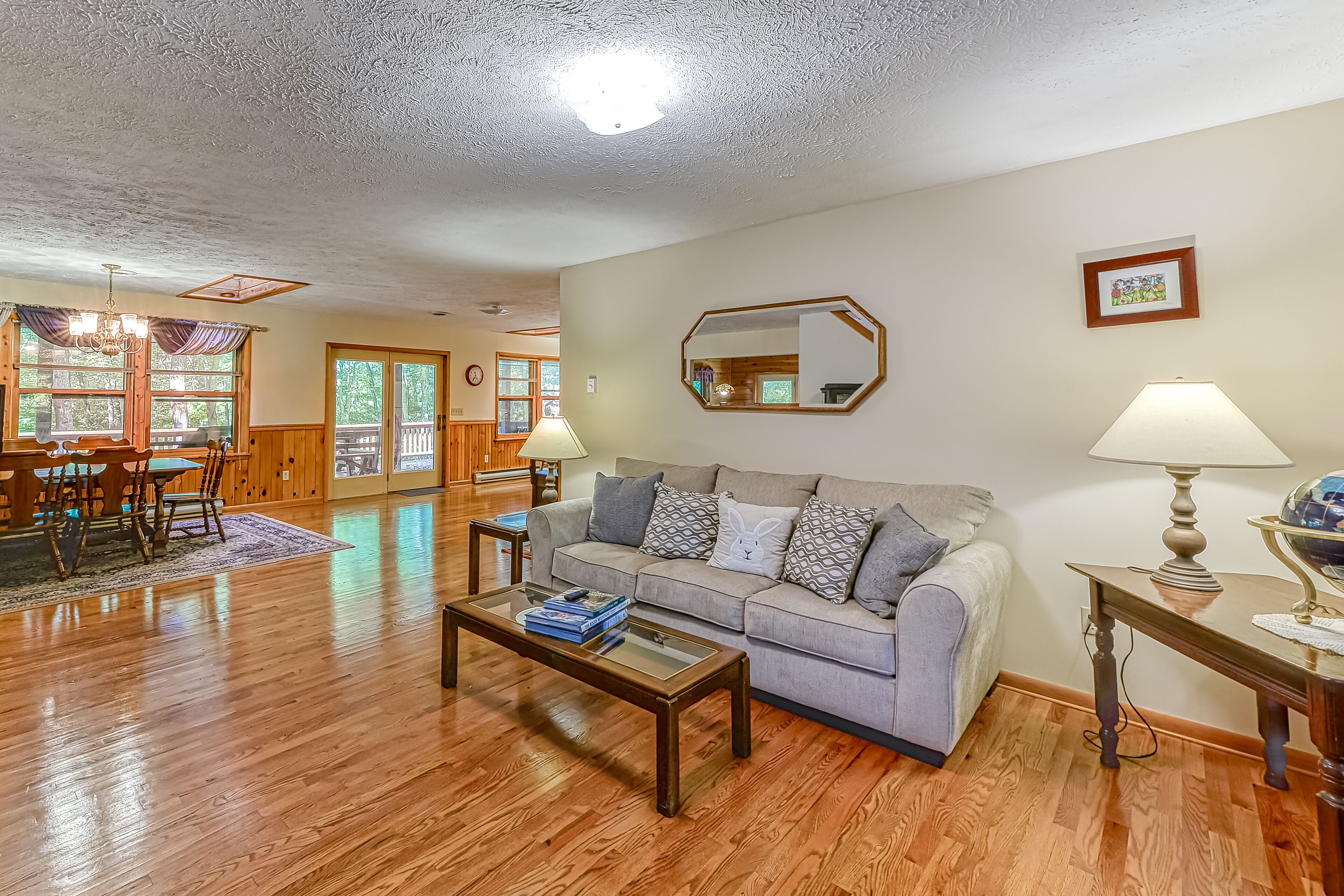 電視、壁爐、DVD 播放機、足球機