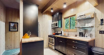 Dog-friendly cabin near lake with large deck and great location