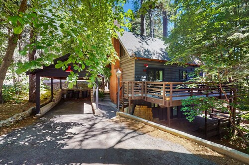 Dog-friendly cabin near lake with large deck and great location