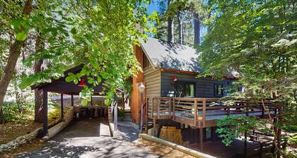 Dog-friendly cabin near lake with large deck and great location