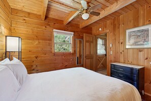3 bedrooms, iron/ironing board, Internet, bed sheets - Charming, dog-friendly cabin with a full kitchen, free WiFi, & private hot tub (Easton)