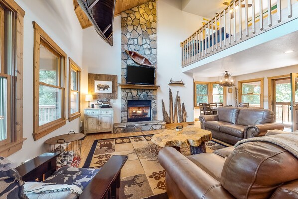 Fernseher, Kamin, Videospiele, DVD-Player