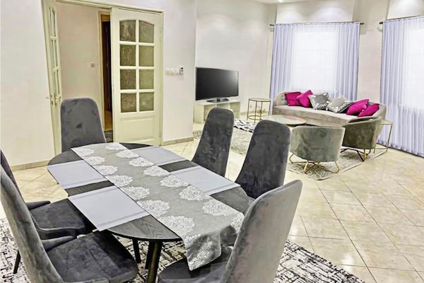 Living room, dining room combo,
Salon et salle a manger