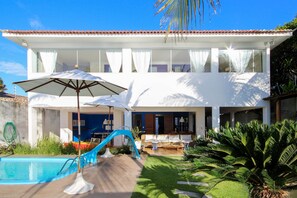 Villa Deluxe | Piscina | Una piscina al aire libre