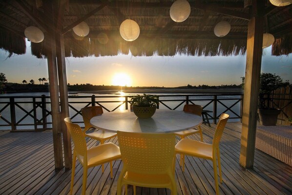 Villa Deluxe | Restaurante al aire libre