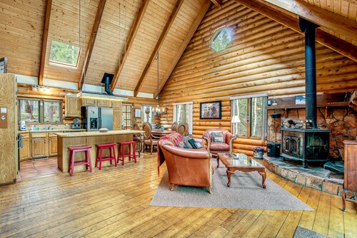 Comfortable cabin home w/wood fireplace, mountain views, National Forest access