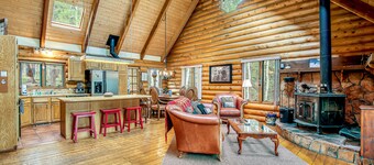 Comfortable cabin home w/wood fireplace, mountain views, National Forest access