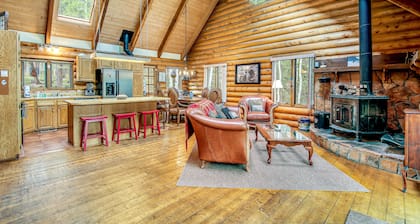 Comfortable cabin home w/wood fireplace, mountain views, National Forest access