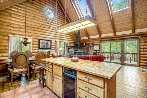 Comfortable cabin home w/wood fireplace, mountain views, National Forest access