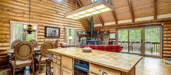 Comfortable cabin home w/wood fireplace, mountain views, National Forest access